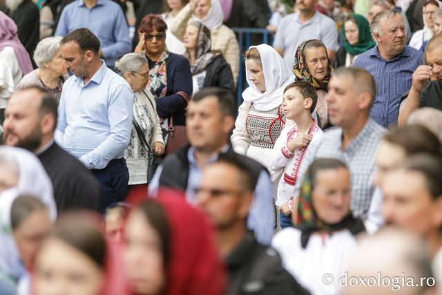 Pelerini uniți în rugăciune, acasă la Sfântul Ioan cel Nou