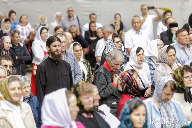 Pelerini uniți în rugăciune, acasă la Sfântul Ioan cel Nou