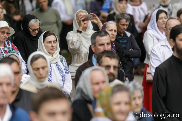 Pelerini uniți în rugăciune, acasă la Sfântul Ioan cel Nou