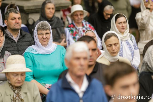 Pelerini uniți în rugăciune, acasă la Sfântul Ioan cel Nou