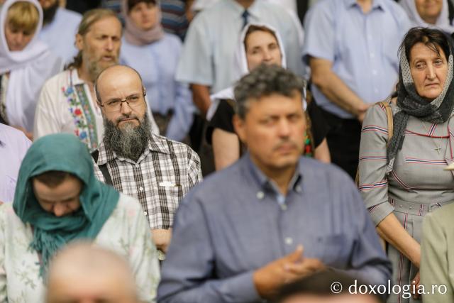 Pelerini uniți în rugăciune, acasă la Sfântul Ioan cel Nou