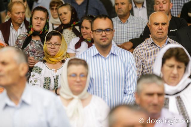 Pelerini uniți în rugăciune, acasă la Sfântul Ioan cel Nou
