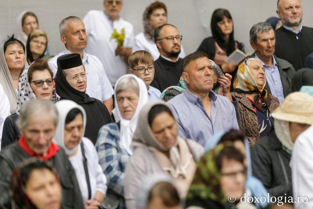 Pelerini uniți în rugăciune, acasă la Sfântul Ioan cel Nou