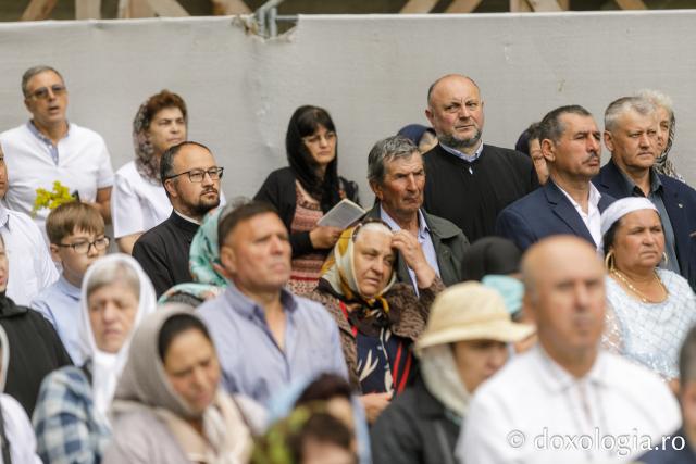 Pelerini uniți în rugăciune, acasă la Sfântul Ioan cel Nou