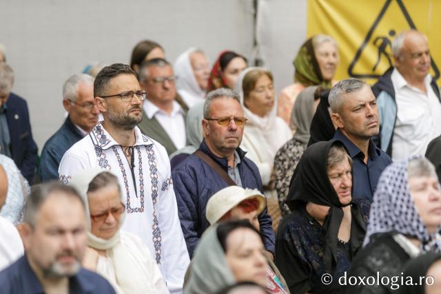 Pelerini uniți în rugăciune, acasă la Sfântul Ioan cel Nou