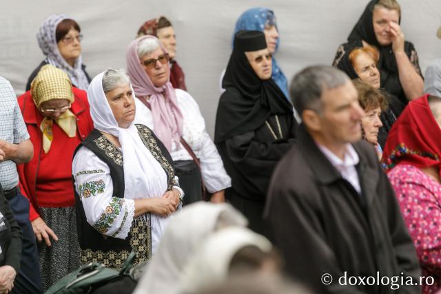 Pelerini uniți în rugăciune, acasă la Sfântul Ioan cel Nou