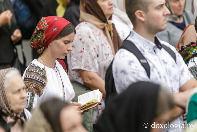 Pelerini uniți în rugăciune, acasă la Sfântul Ioan cel Nou