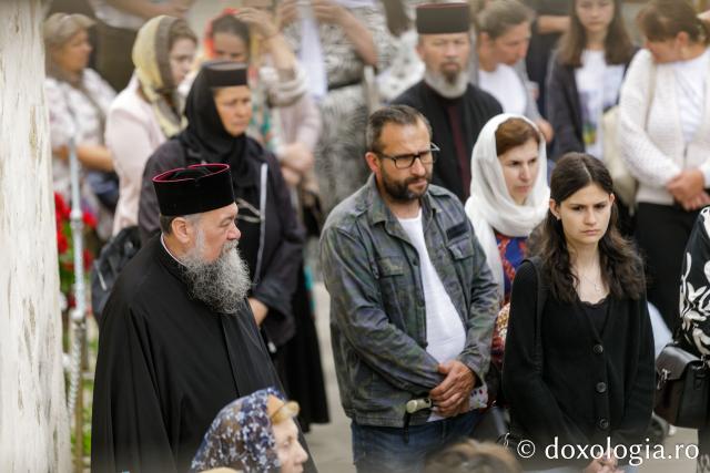 Pelerini uniți în rugăciune, acasă la Sfântul Ioan cel Nou