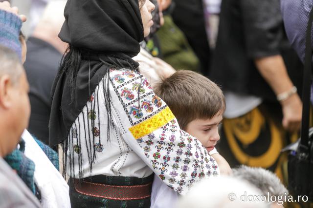 Pelerini uniți în rugăciune, acasă la Sfântul Ioan cel Nou