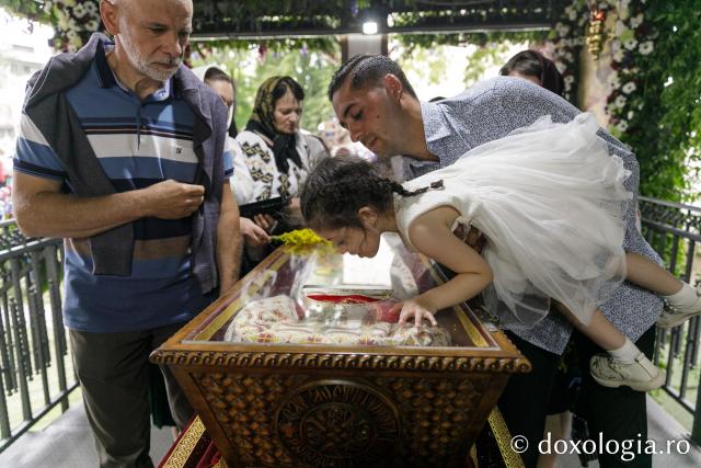 Pelerini uniți în rugăciune, acasă la Sfântul Ioan cel Nou