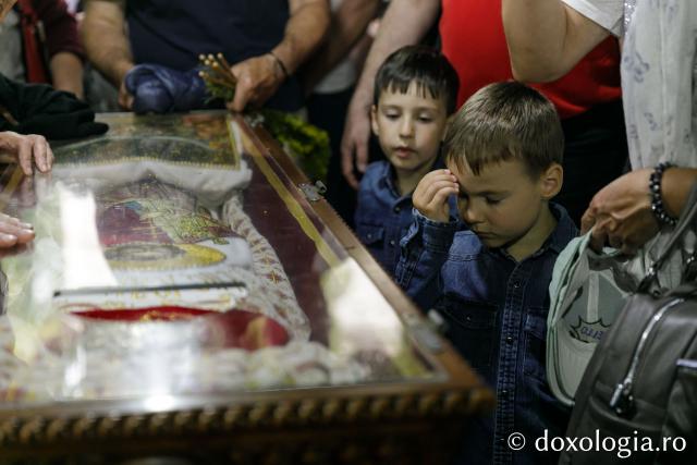 Pelerini uniți în rugăciune, acasă la Sfântul Ioan cel Nou