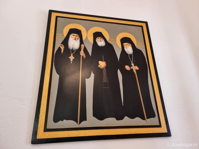Sfântul Cuvios Iacov Tsalikis, Sfântul Cuvios Paisie Aghioritul și Sfântul Cuvios Porfirie / Foto: Magda Buftea Clipe de rugăciune în Paraclisul Sfântului Paisie Aghioritul de la Mănăstirea Faran din Sinai