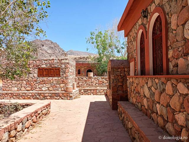 Clipe de rugăciune în Paraclisul Sfântului Paisie Aghioritul de la Mănăstirea Faran din Sinai