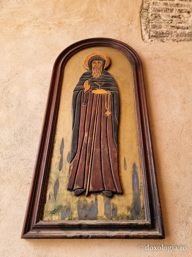 Mănăstirea „Sfântul Paisie cel Mare” ‒ complexul monahal ce adăpostește moaștele marelui nevoitor din Pustia Wadi El-Natron / Foto: Magda Buftea Mănăstirea „Sfântul Paisie cel Mare” ‒ complexul monahal ce adăpostește moaștele marelui nevoitor din Pustia Wadi El-Natron
