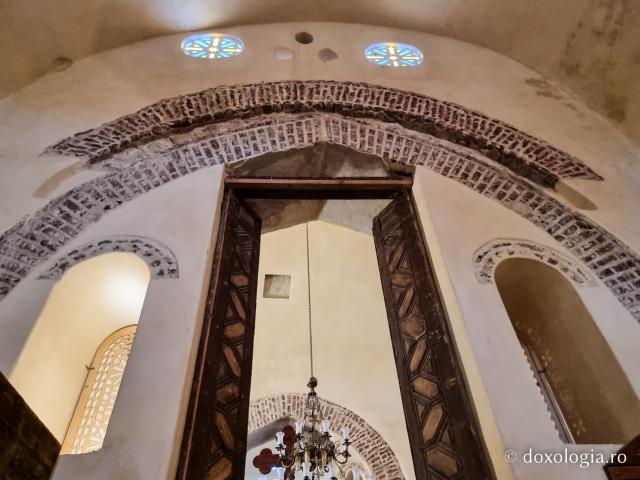 Mănăstirea „Sfântul Paisie cel Mare” ‒ complexul monahal ce adăpostește moaștele marelui nevoitor din Pustia Wadi El-Natron / Foto: Magda Buftea Mănăstirea „Sfântul Paisie cel Mare” ‒ complexul monahal ce adăpostește moaștele marelui nevoitor din Pustia Wadi El-Natron