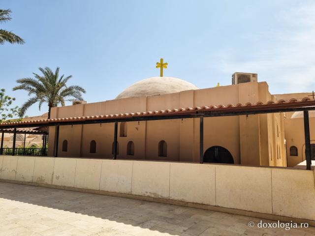Mănăstirea „Sfântul Paisie cel Mare” ‒ complexul monahal ce adăpostește moaștele marelui nevoitor din Pustia Wadi El-Natron / Foto: Magda Buftea Mănăstirea „Sfântul Paisie cel Mare” ‒ complexul monahal ce adăpostește moaștele marelui nevoitor din Pustia Wadi El-Natron