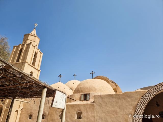 Mănăstirea „Sfântul Paisie cel Mare” ‒ complexul monahal ce adăpostește moaștele marelui nevoitor din Pustia Wadi El-Natron / Foto: Magda Buftea Mănăstirea „Sfântul Paisie cel Mare” ‒ complexul monahal ce adăpostește moaștele marelui nevoitor din Pustia Wadi El-Natron
