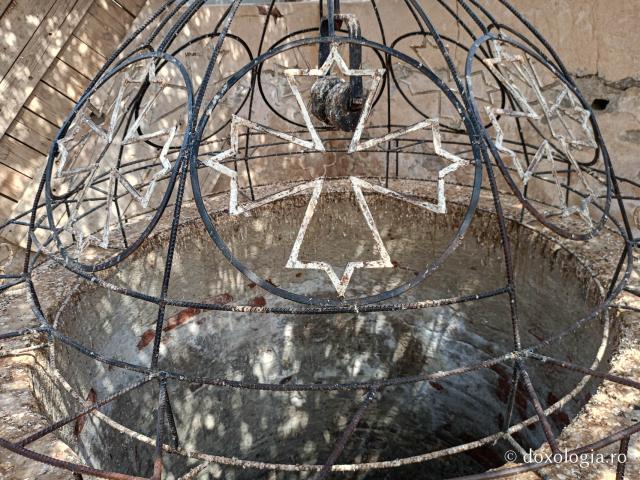 Mănăstirea „Sfântul Paisie cel Mare” ‒ complexul monahal ce adăpostește moaștele marelui nevoitor din Pustia Wadi El-Natron Mănăstirea „Sfântul Paisie cel Mare” ‒ complexul monahal ce adăpostește moaștele marelui nevoitor din Pustia Wadi El-Natron