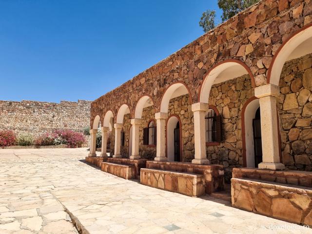 Mănăstirea celor Șapte Fecioare din Sinai – așezământul ridicat pe locul din care a izvorât apă când Moise a lovit stânca cu toiagul / Foto: Magda Buftea Mănăstirea celor Șapte Fecioare din Sinai – așezământul ridicat pe locul din care a izvorât apă când Moise a lovit stânca cu toiagul