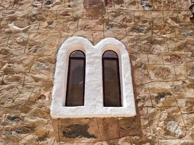 Mănăstirea celor Șapte Fecioare din Sinai – așezământul ridicat pe locul din care a izvorât apă când Moise a lovit stânca cu toiagul / Foto: Magda Buftea Mănăstirea celor Șapte Fecioare din Sinai – așezământul ridicat pe locul din care a izvorât apă când Moise a lovit stânca cu toiagul