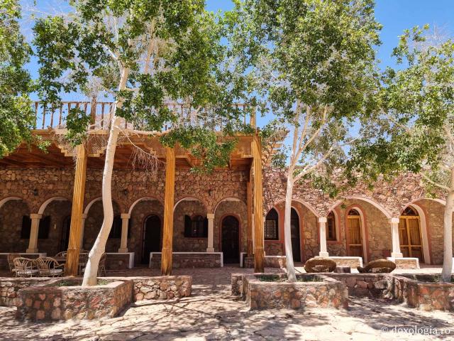 Mănăstirea celor Șapte Fecioare din Sinai – așezământul ridicat pe locul din care a izvorât apă când Moise a lovit stânca cu toiagul / Foto: Magda Buftea Mănăstirea celor Șapte Fecioare din Sinai – așezământul ridicat pe locul din care a izvorât apă când Moise a lovit stânca cu toiagul