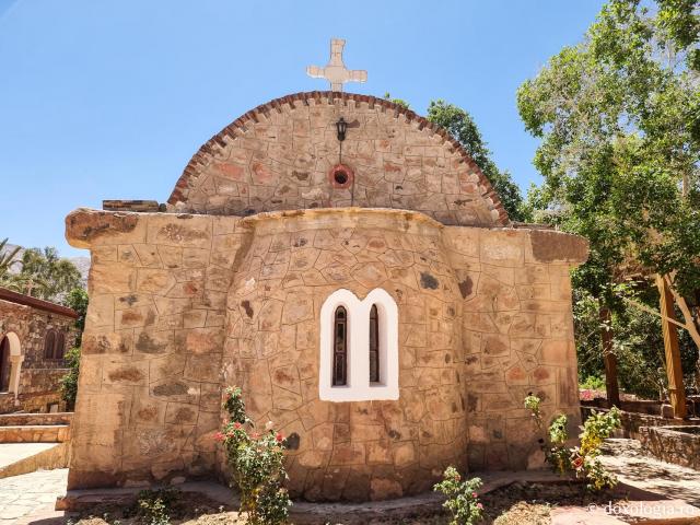 Mănăstirea celor Șapte Fecioare din Sinai – așezământul ridicat pe locul din care a izvorât apă când Moise a lovit stânca cu toiagul / Foto: Magda Buftea Mănăstirea celor Șapte Fecioare din Sinai – așezământul ridicat pe locul din care a izvorât apă când Moise a lovit stânca cu toiagul