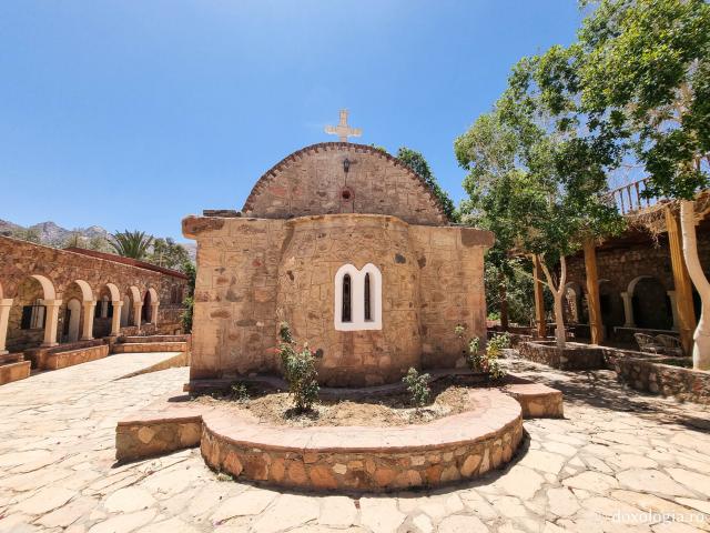 Mănăstirea celor Șapte Fecioare din Sinai – așezământul ridicat pe locul din care a izvorât apă când Moise a lovit stânca cu toiagul / Foto: Magda Buftea Mănăstirea celor Șapte Fecioare din Sinai – așezământul ridicat pe locul din care a izvorât apă când Moise a lovit stânca cu toiagul