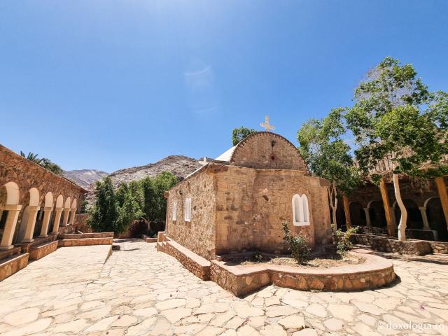 Mănăstirea celor Șapte Fecioare din Sinai – așezământul ridicat pe locul din care a izvorât apă când Moise a lovit stânca cu toiagul / Foto: Magda Buftea Mănăstirea celor Șapte Fecioare din Sinai – așezământul ridicat pe locul din care a izvorât apă când Moise a lovit stânca cu toiagul