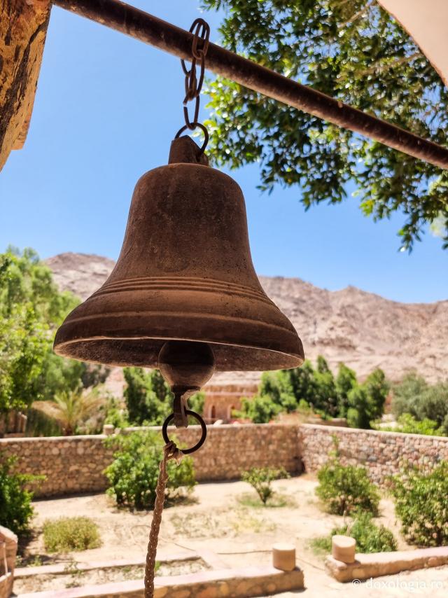 Mănăstirea celor Șapte Fecioare din Sinai – așezământul ridicat pe locul din care a izvorât apă când Moise a lovit stânca cu toiagul / Foto: Magda Buftea Mănăstirea celor Șapte Fecioare din Sinai – așezământul ridicat pe locul din care a izvorât apă când Moise a lovit stânca cu toiagul