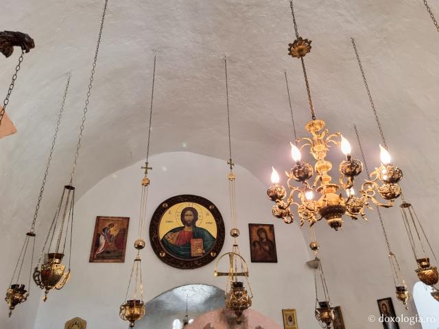 Mănăstirea celor Șapte Fecioare din Sinai – așezământul ridicat pe locul din care a izvorât apă când Moise a lovit stânca cu toiagul / Foto: Magda Buftea Mănăstirea celor Șapte Fecioare din Sinai – așezământul ridicat pe locul din care a izvorât apă când Moise a lovit stânca cu toiagul