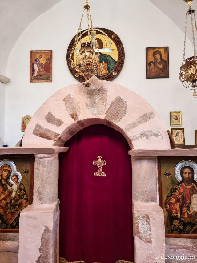 Mănăstirea celor Șapte Fecioare din Sinai – așezământul ridicat pe locul din care a izvorât apă când Moise a lovit stânca cu toiagul / Foto: Magda Buftea Mănăstirea celor Șapte Fecioare din Sinai – așezământul ridicat pe locul din care a izvorât apă când Moise a lovit stânca cu toiagul