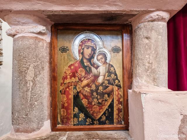 Mănăstirea celor Șapte Fecioare din Sinai – așezământul ridicat pe locul din care a izvorât apă când Moise a lovit stânca cu toiagul / Foto: Magda Buftea Maica Domnului - Mănăstirea celor Șapte Fecioare din Sinai – așezământul ridicat pe locul din care a izvorât apă când Moise a lovit stânca cu toiagul