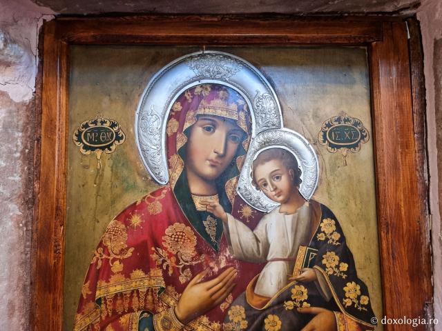 Mănăstirea celor Șapte Fecioare din Sinai – așezământul ridicat pe locul din care a izvorât apă când Moise a lovit stânca cu toiagul / Foto: Magda Buftea Maica Domnului - Mănăstirea celor Șapte Fecioare din Sinai – așezământul ridicat pe locul din care a izvorât apă când Moise a lovit stânca cu toiagul
