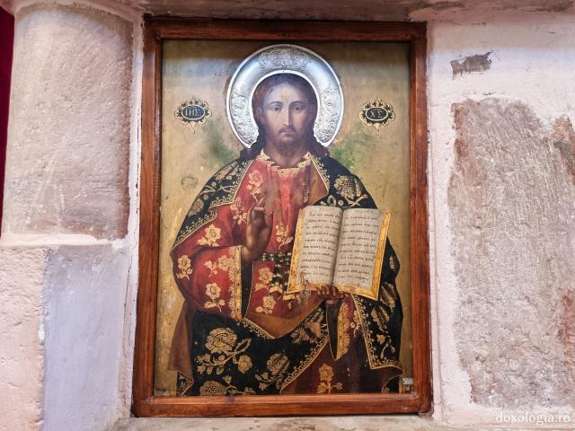 Mănăstirea celor Șapte Fecioare din Sinai – așezământul ridicat pe locul din care a izvorât apă când Moise a lovit stânca cu toiagul / Foto: Magda Buftea Mântuitorul Hristos - Mănăstirea celor Șapte Fecioare din Sinai – așezământul ridicat pe locul din care a izvorât apă când Moise a lovit stânca cu toiagul