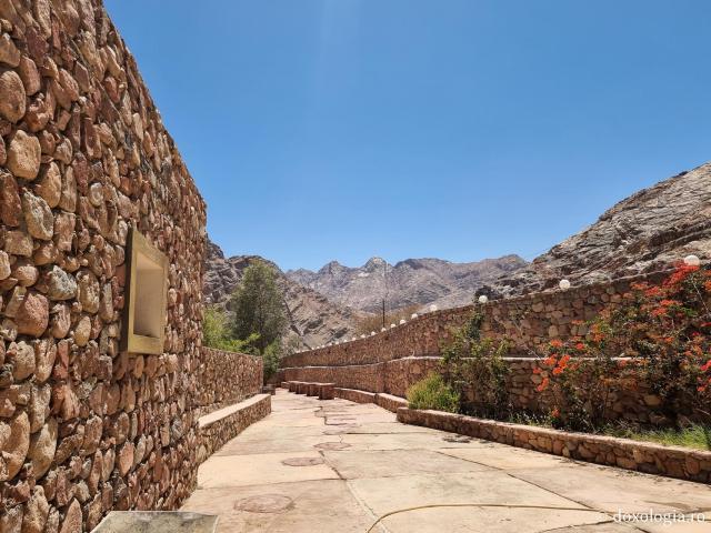 Mănăstirea celor Șapte Fecioare din Sinai – așezământul ridicat pe locul din care a izvorât apă când Moise a lovit stânca cu toiagul / Foto: Magda Buftea Mănăstirea celor Șapte Fecioare din Sinai – așezământul ridicat pe locul din care a izvorât apă când Moise a lovit stânca cu toiagul