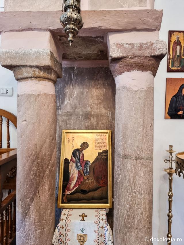 Mănăstirea celor Șapte Fecioare din Sinai – așezământul ridicat pe locul din care a izvorât apă când Moise a lovit stânca cu toiagul / Foto: Magda Buftea Sfântul Proroc Moise - Mănăstirea celor Șapte Fecioare din Sinai – așezământul ridicat pe locul din care a izvorât apă când Moise a lovit stânca cu toiagul
