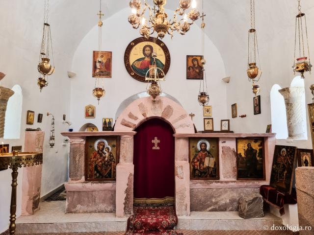 Mănăstirea celor Șapte Fecioare din Sinai – așezământul ridicat pe locul din care a izvorât apă când Moise a lovit stânca cu toiagul / Foto: Magda Buftea Mănăstirea celor Șapte Fecioare din Sinai – așezământul ridicat pe locul din care a izvorât apă când Moise a lovit stânca cu toiagul