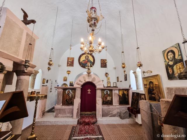 Mănăstirea celor Șapte Fecioare din Sinai – așezământul ridicat pe locul din care a izvorât apă când Moise a lovit stânca cu toiagul / Foto: Magda Buftea Mănăstirea celor Șapte Fecioare din Sinai – așezământul ridicat pe locul din care a izvorât apă când Moise a lovit stânca cu toiagul