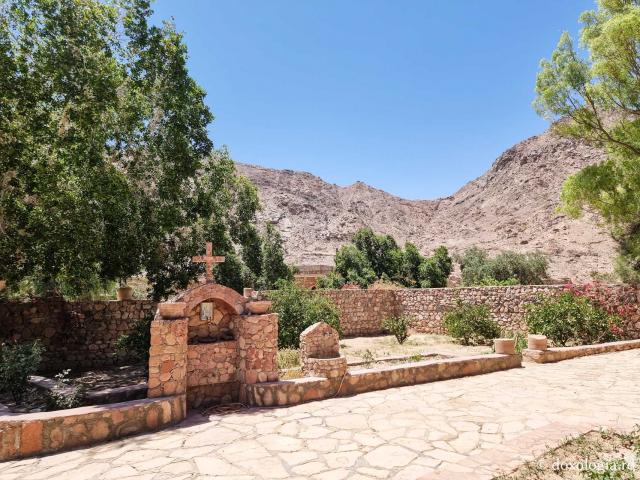 Mănăstirea celor Șapte Fecioare din Sinai – așezământul ridicat pe locul din care a izvorât apă când Moise a lovit stânca cu toiagul / Foto: Magda Buftea Mănăstirea celor Șapte Fecioare din Sinai – așezământul ridicat pe locul din care a izvorât apă când Moise a lovit stânca cu toiagul