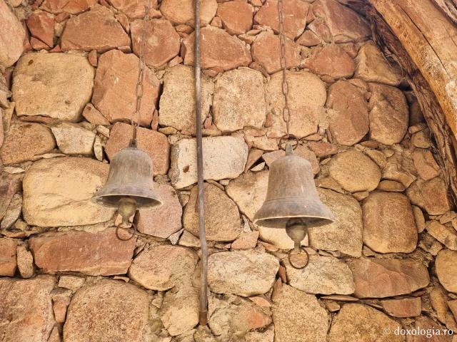 Mănăstirea celor Șapte Fecioare din Sinai – așezământul ridicat pe locul din care a izvorât apă când Moise a lovit stânca cu toiagul / Foto: Magda Buftea Mănăstirea celor Șapte Fecioare din Sinai – așezământul ridicat pe locul din care a izvorât apă când Moise a lovit stânca cu toiagul