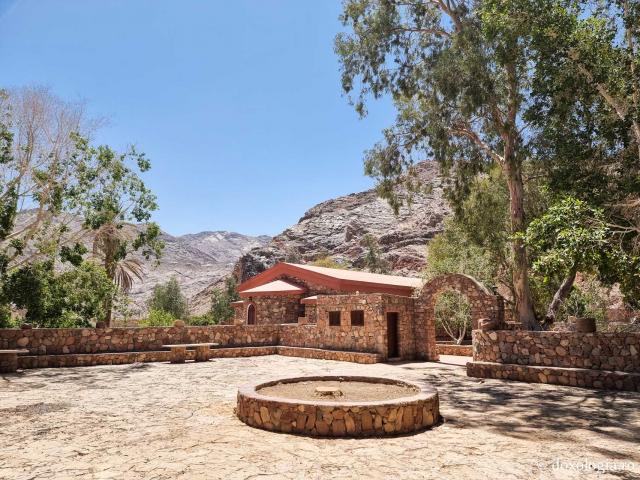 Mănăstirea celor Șapte Fecioare din Sinai – așezământul ridicat pe locul din care a izvorât apă când Moise a lovit stânca cu toiagul / Foto: Magda Buftea Mănăstirea celor Șapte Fecioare din Sinai – așezământul ridicat pe locul din care a izvorât apă când Moise a lovit stânca cu toiagul