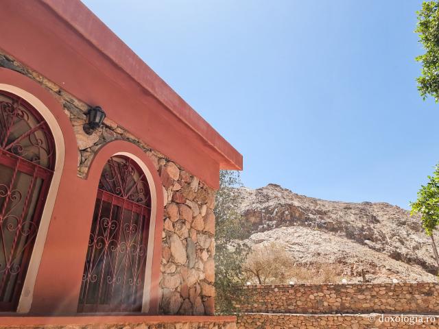 Mănăstirea celor Șapte Fecioare din Sinai – așezământul ridicat pe locul din care a izvorât apă când Moise a lovit stânca cu toiagul / Foto: Magda Buftea Mănăstirea celoaMănăstirea celor Șapte Fecioare din Sinai – așezământul ridicat pe locul din care a izvorât apă când Moise a lovit stânca cu toiagulr Șapte Fecioare din Sinai - așezământ ridicat pe locul din care a izvorât apă când Moise a lovit stânca cu toiagul