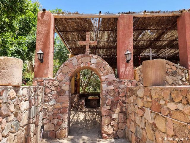 Mănăstirea celor Șapte Fecioare din Sinai –așezământul ridicat pe locul din care a izvorât apă când Moise a lovit stânca cu toiagul / Foto: Magda Buftea Mănăstirea celor Șapte Fecioare din Sinai – așezământul ridicat pe locul din care a izvorât apă când Moise a lovit stânca cu toiagul