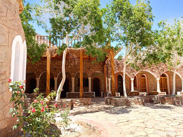 Mănăstirea celor Șapte Fecioare din Sinai – așezământul ridicat pe locul din care a izvorât apă când Moise a lovit stânca cu toiagul Mănăstirea celor Șapte Fecioare din Sinai – așezământul ridicat pe locul din care a izvorât apă când Moise a lovit stânca cu toiagul