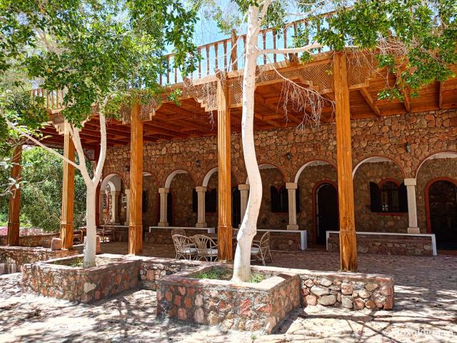Mănăstirea celor Șapte Fecioare din Sinai – așezământul ridicat pe locul din care a izvorât apă când Moise a lovit stânca cu toiagul Mănăstirea celor Șapte Fecioare din Sinai – așezământul ridicat pe locul din care a izvorât apă când Moise a lovit stânca cu toiagul