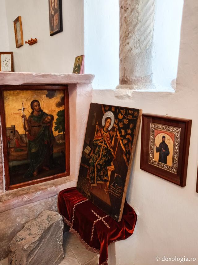 Mănăstirea celor Șapte Fecioare din Sinai – așezământul ridicat pe locul din care a izvorât apă când Moise a lovit stânca cu toiagul Mănăstirea celor Șapte Fecioare din Sinai – așezământul ridicat pe locul din care a izvorât apă când Moise a lovit stânca cu toiagul
