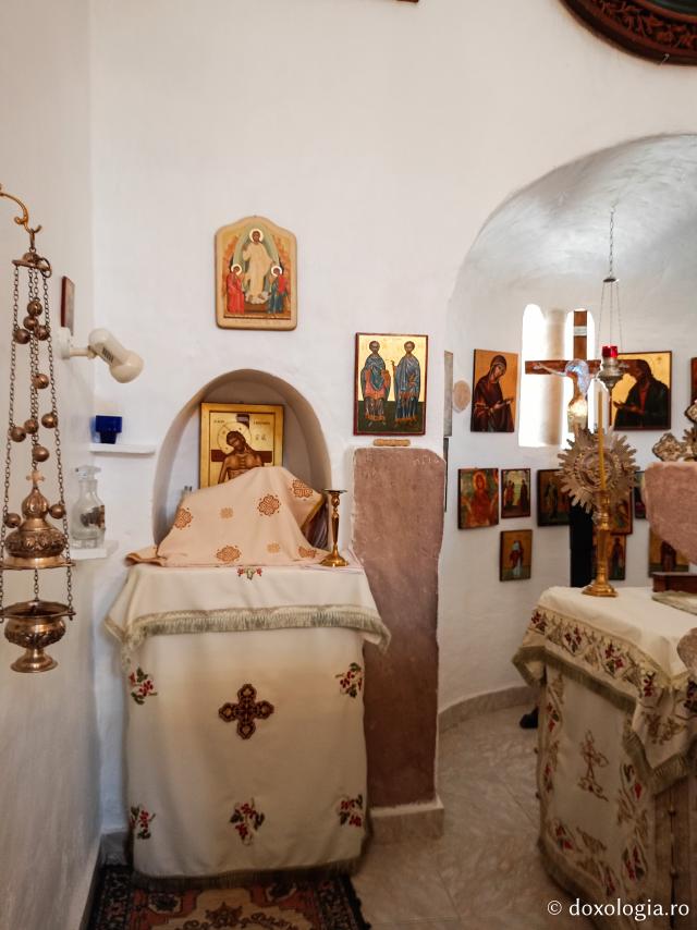 Mănăstirea celor Șapte Fecioare din Sinai – așezământul ridicat pe locul din care a izvorât apă când Moise a lovit stânca cu toiagul Mănăstirea celor Șapte Fecioare din Sinai – așezământul ridicat pe locul din care a izvorât apă când Moise a lovit stânca cu toiagul