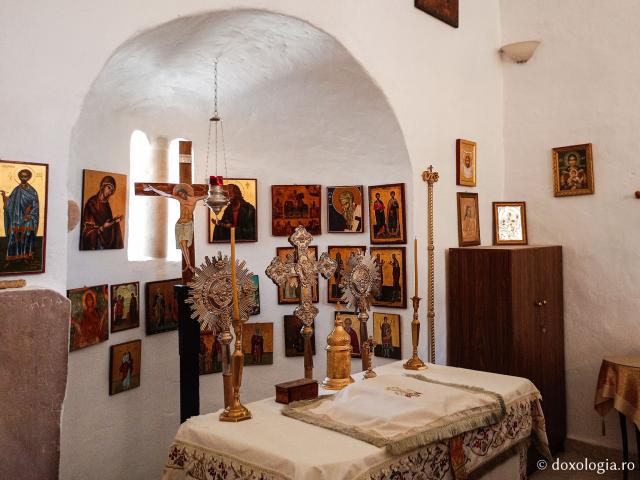 Mănăstirea celor Șapte Fecioare din Sinai – așezământul ridicat pe locul din care a izvorât apă când Moise a lovit stânca cu toiagul Mănăstirea celor Șapte Fecioare din Sinai – așezământul ridicat pe locul din care a izvorât apă când Moise a lovit stânca cu toiagul