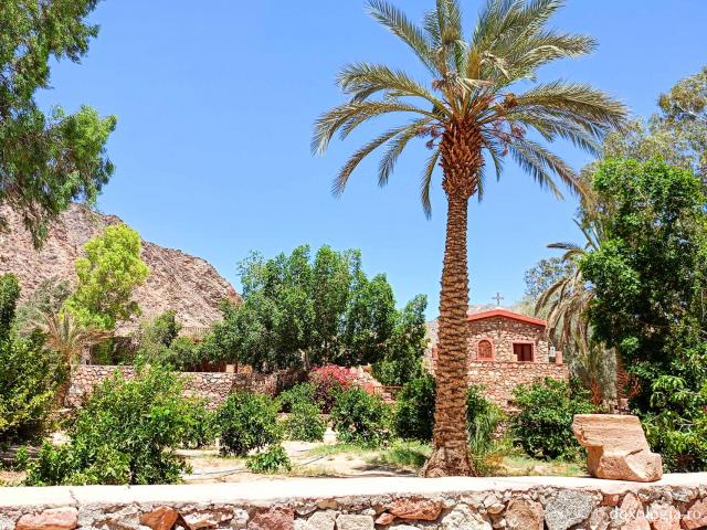 Mănăstirea celor Șapte Fecioare din Sinai – așezământul ridicat pe locul din care a izvorât apă când Moise a lovit stânca cu toiagul Mănăstirea celor Șapte Fecioare din Sinai – așezământul ridicat pe locul din care a izvorât apă când Moise a lovit stânca cu toiagul
