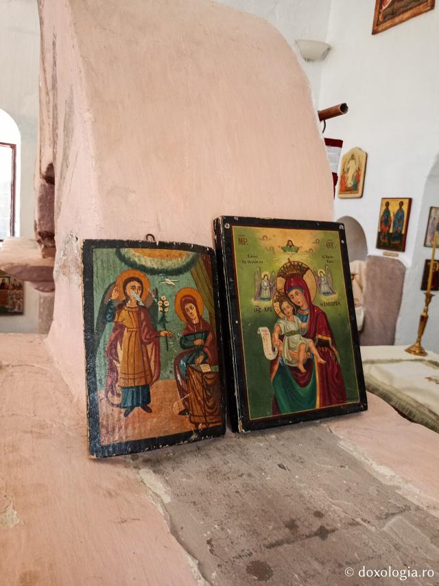 Mănăstirea celor Șapte Fecioare din Sinai – așezământul ridicat pe locul din care a izvorât apă când Moise a lovit stânca cu toiagul Mănăstirea celor Șapte Fecioare din Sinai – așezământul ridicat pe locul din care a izvorât apă când Moise a lovit stânca cu toiagul
